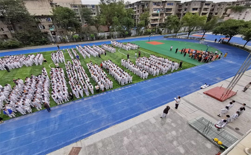 成都市田家炳中學(xué)一年學(xué)費(fèi)是多少？